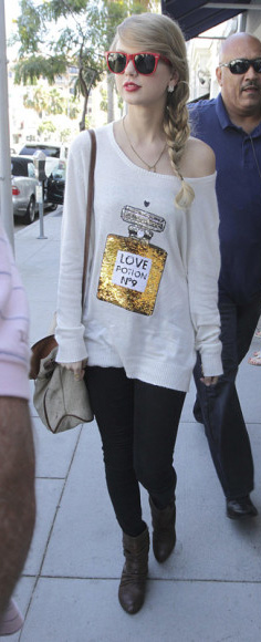 black-skinny-jeans-white-sweater-graphic-braid-necklace-tan-bag-brown-shoe-booties-taylorswift-calif-howtowear-fashion-style-outfit-blonde-fall-winter-weekend.jpg