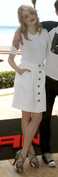 white-mini-skirt-white-top-green-shoe-sandalh-emmastone-blonde-spring-summer-lunch.jpg