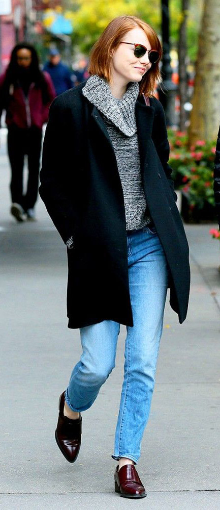 blue-light-skinny-jeans-grayl-sweater-black-jacket-coat-sun-emmastone-wear-outfit-fashion-fall-winter-burgundy-shoe-brogues-celebrity-streetstyle-hairr-lunch.jpg