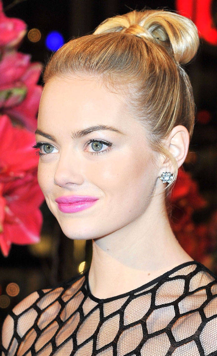 hair-emmastone-makeup-blonde-pink-lips-updo-bow-bun-stud-earrings.jpg