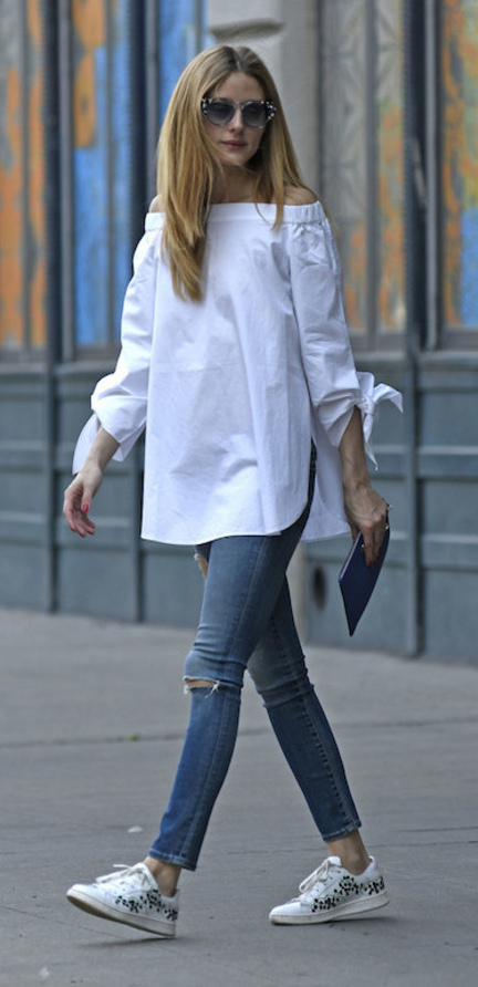 blue-med-skinny-jeans-white-top-blouse-white-shoe-sneakers-sun-howtowear-style-fashion-spring-summer-offshoulder-oliviapalermo-hairr-weekend.jpg