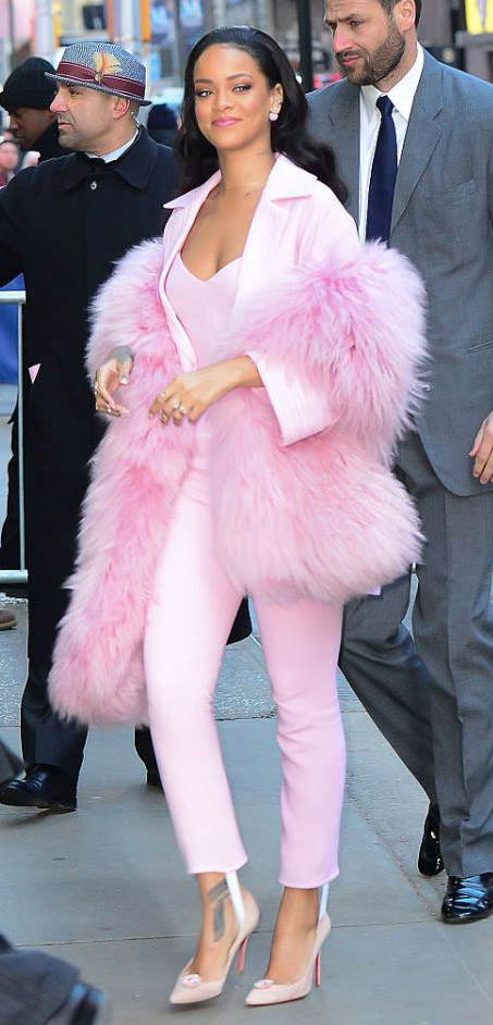 pink-light-slim-pants-pink-light-tee-pink-light-jacket-blazer-suit-pink-light-scarf-stole-fur-pink-shoe-pumps-mono-studs-rihanna-fall-winter-style-brun-work.jpg