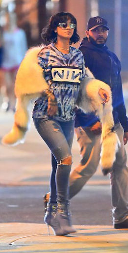 blue-med-skinny-jeans-blue-med-tee-white-scarf-stole-fur-sun-rihanna-graphic-wear-outfit-fashion-fall-winter-gray-shoe-booties-brun-dinner.jpg