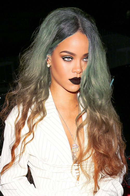 hair-makeup-rihanna-brunette-grayhair-long-darklips.jpg