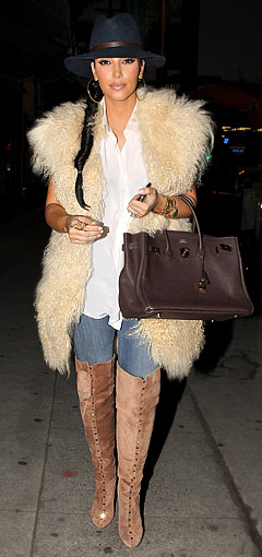 blue-med-skinny-jeans-white-top-blouse-howtowear-fashion-style-outfit-fall-winter-tan-vest-fur-hat-braid-kimkardashian-celebrity-tan-shoe-boots-hoops-brown-bag-brun-lunch.jpg