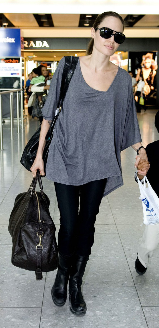 black-skinny-jeans-grayl-tee-oversized-sun-pony-black-shoe-booties-airport-angelinajolie-fall-winter-brun-weekend.jpg