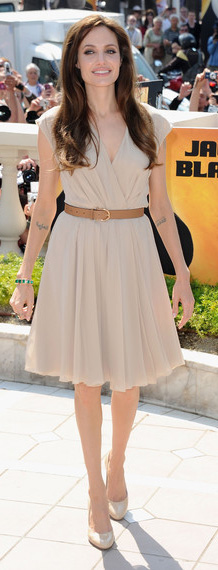 tan-dress-aline-belt-tan-shoe-pumps-angelinajolie-spring-summer-brun-lunch.jpg