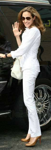 white-slim-pants-white-top-collared-shirt-sun-white-bag-mono-tan-shoe-pumps-angelinajolie-spring-summer-brun-work.jpg