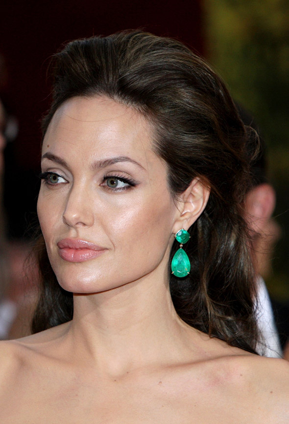 hair-makeup-angelinajolie-brun-halfup-earrings.jpg