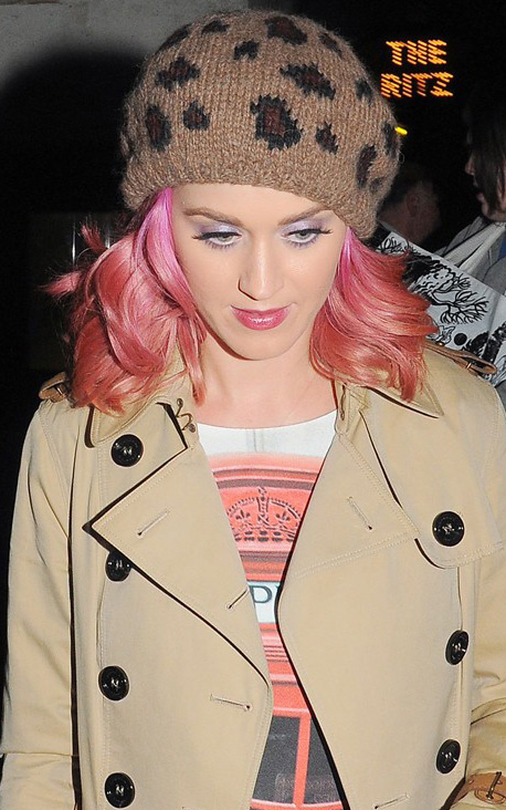 what-to-wear-oval-face-shape-style-haircut-sunglasses-hat-earrings-jewelry-katyperry-pink-beanie-leopard-print.jpg