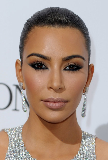 hair-makeup-kimkardashian-brun-eyeliner-earrings-sleek.jpg
