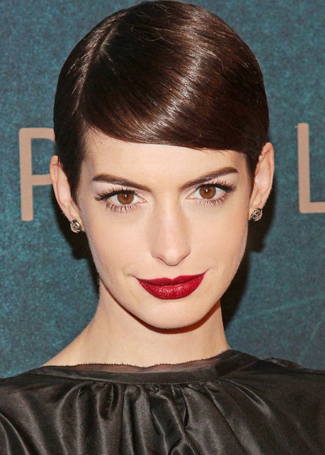 what-to-wear-oval-face-shape-style-haircut-sunglasses-hat-earrings-jewelry-annehathaway-redlips.jpg