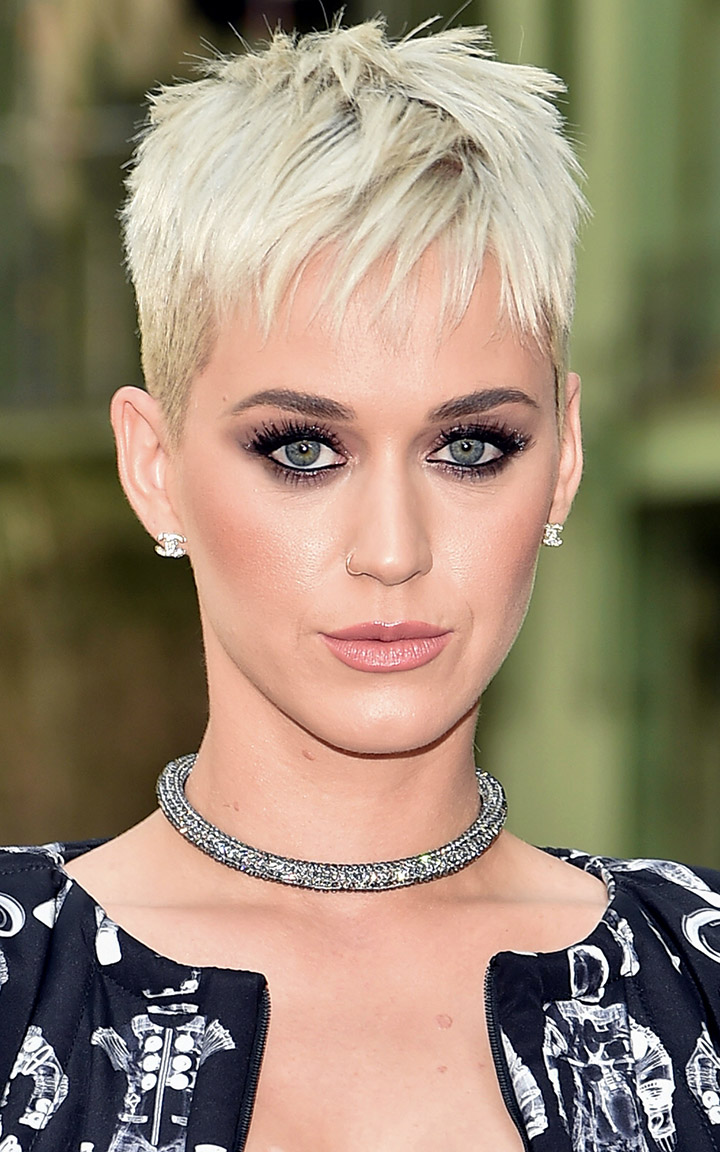 what-to-wear-oval-face-shape-style-haircut-sunglasses-hat-earrings-jewelry-katyperry-blonde-crop-short-necklace-eyeliner.jpg