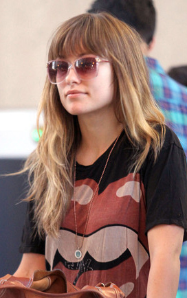 what-to-wear-square-face-shape-style-haircut-sunglasses-hat-earrings-jewelry-oliviawilde-bangs-graphictee.jpg