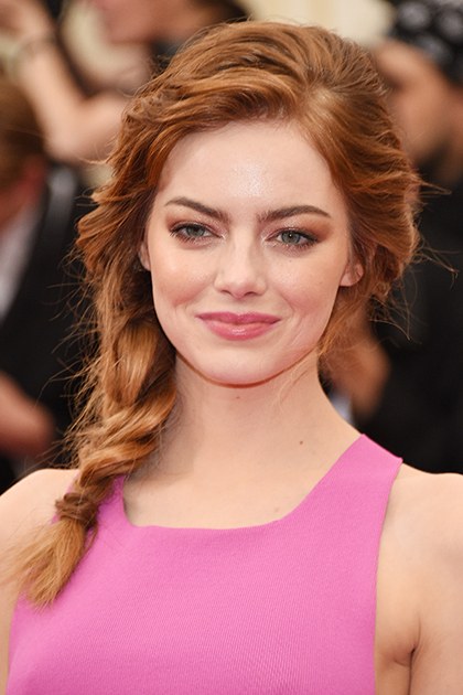 hair-emmastone-makeup-hairr-side-braid-pink-eyeshadow.jpg