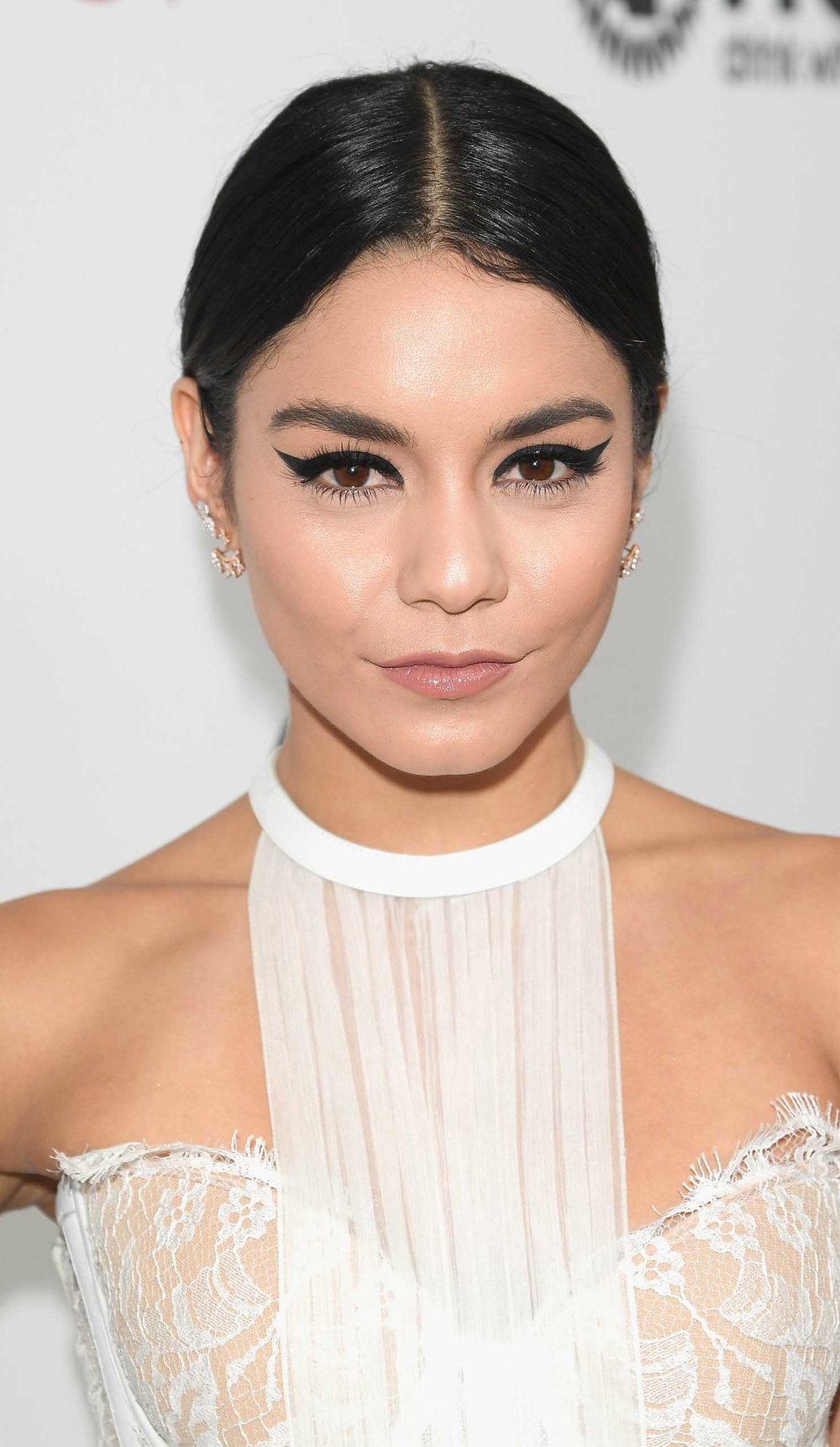 hair-vanessahudgens-brun-cat-eyeliner-white-dress-updo.jpg