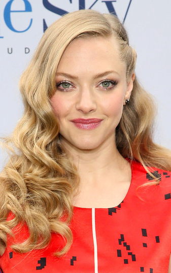 what-to-wear-heart-face-shape-style-haircut-sunglasses-hat-earrings-jewelry-amandaseyfried-blonde-wavy-sidepart-red.jpg