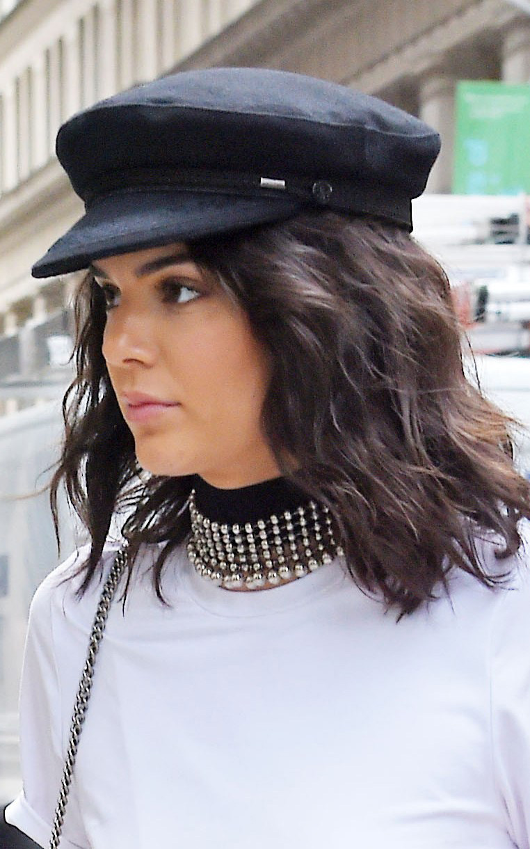 what-to-wear-heart-face-shape-style-haircut-sunglasses-hat-earrings-jewelry-kendalljenner-choker-wide-lob-wavy-hat-newsboy.jpg