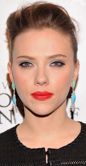 hair-makeup-scarlettjohansson-blonde-blue-earrings-redlips-eyeliner-updo-black.jpg
