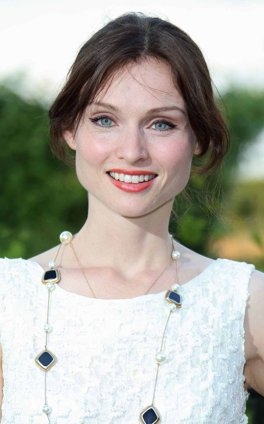 what-to-wear-pear-face-shape-style-haircut-sunglasses-hat-earrings-jewelry-sophieellisbextor-updo-necklace-blueeyes.jpg