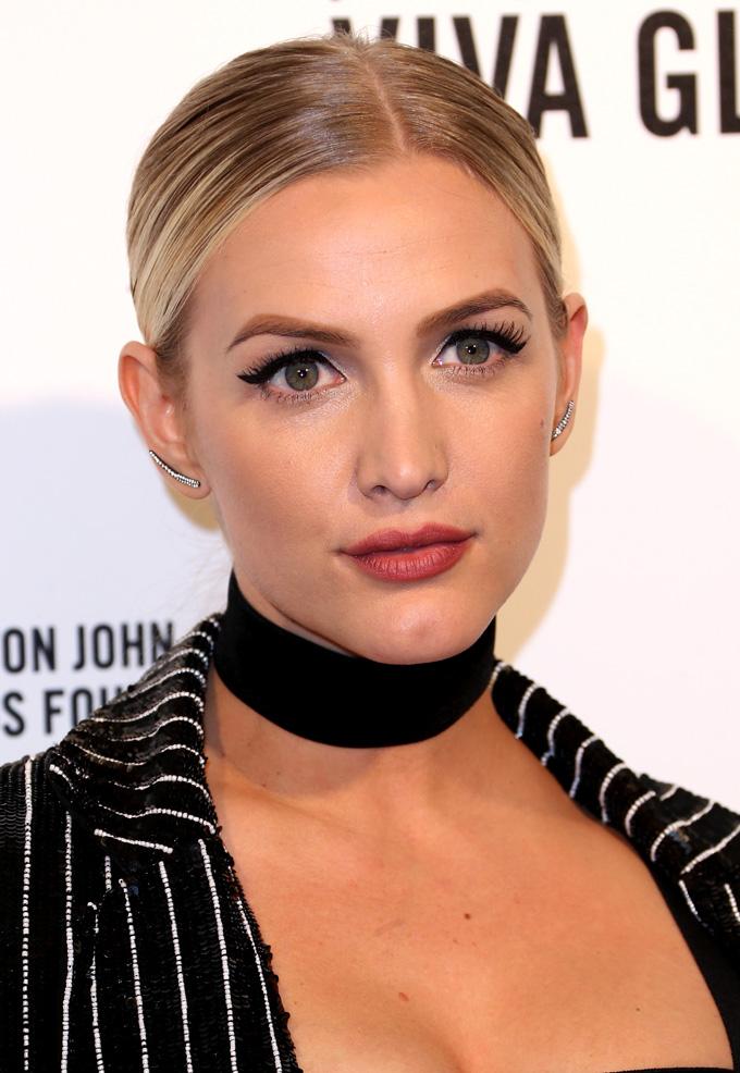 what-to-wear-oblong-face-shape-style-haircut-sunglasses-hat-earrings-jewelry-ashleesimpson-choker-necklace-updo-sleek-eyeliner.jpg