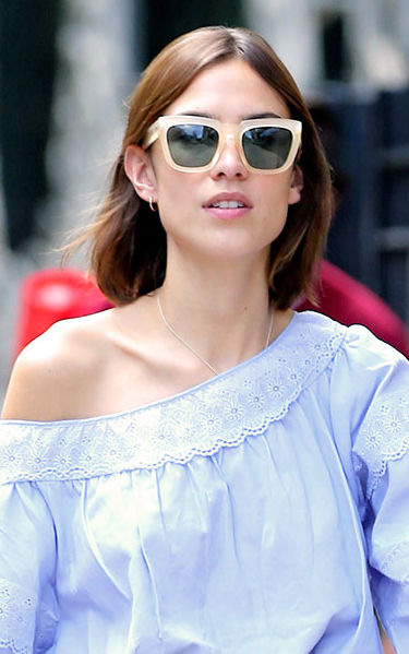 what-to-wear-oblong-face-shape-style-haircut-sunglasses-hat-earrings-jewelry-alexachung-summer-offshoulder.jpg