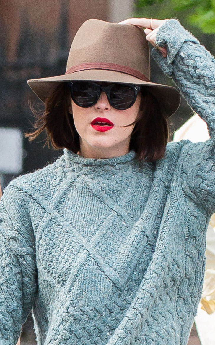 what-to-wear-oblong-face-shape-style-haircut-sunglasses-hat-earrings-jewelry-dakotajohnson-redlips-fedora.jpg