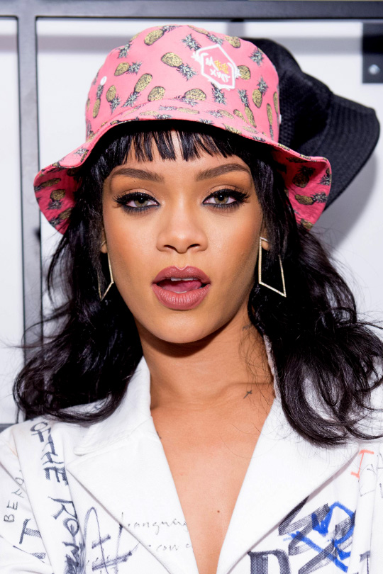 what-to-wear-oblong-face-shape-style-haircut-sunglasses-hat-earrings-jewelry-rihanna-bucket-bangs-eyeliner.jpg