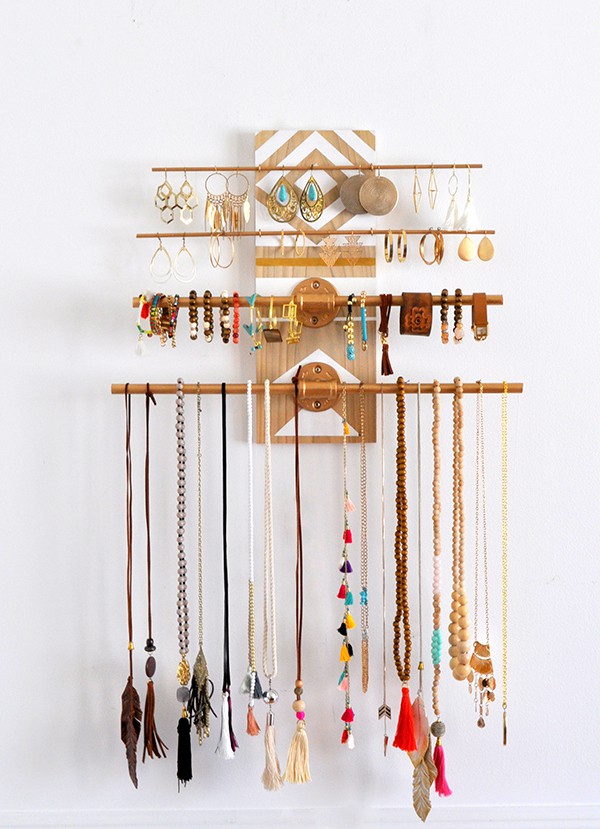 pretty-display-how-to-organize-jewelry-closet-wardrobe-earrings-rings-necklaces-storage-hang-up-dressing.jpg