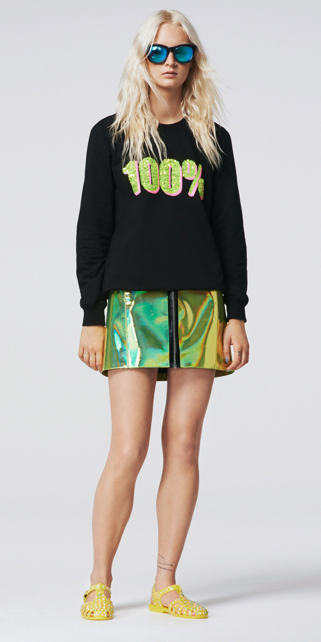 green-emerald-mini-skirt-black-sweater-sweatshirt-sun-yellow-shoe-sandals-spring-summer-blonde-weekend.jpg