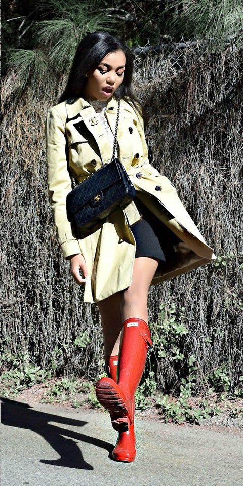red-shoe-boots-rain-wellies-black-bag-brun-tan-jacket-coat-trench-spring-summer-lunch.jpg