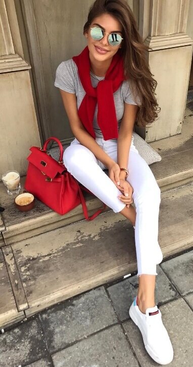 How to wear cherry red bags