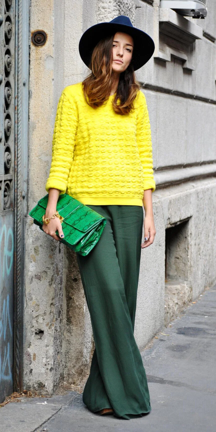 How to wear a green bag HOWTOWEAR Fashion