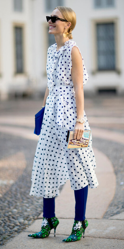 How to wear a blue bag