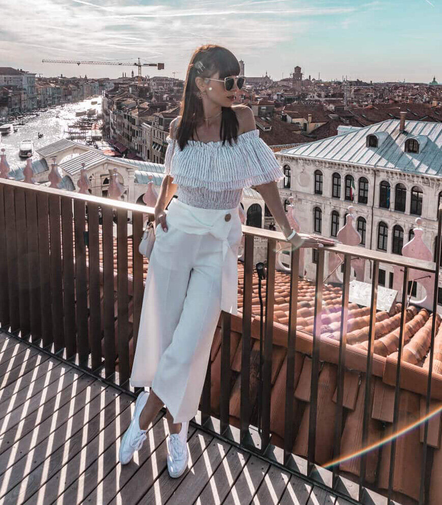 white-culottes-pants-white-top-offshoulder-brun-sun-white-shoe-sneakers-mono-white-bag-spring-summer-italy-lunch.jpg