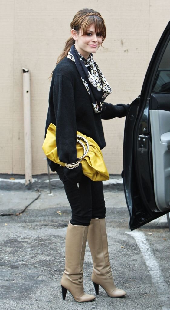 black-skinny-jeans-black-sweater-rachelbilson-tan-shoe-boots-yellow-bag-tan-scarf-pony-howtowear-fashion-style-outfit-brun-fall-winter-lunch.jpg