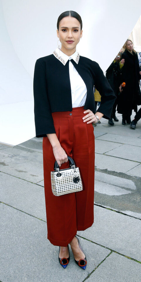 red-culottes-pants-white-collared-shirt-black-jacket-crop-white-bag-hand-brun-bun-black-shoe-pumps-howtowear-fashion-style-outfit-fall-winter-jessicaalba-celebrity-dinner.jpg