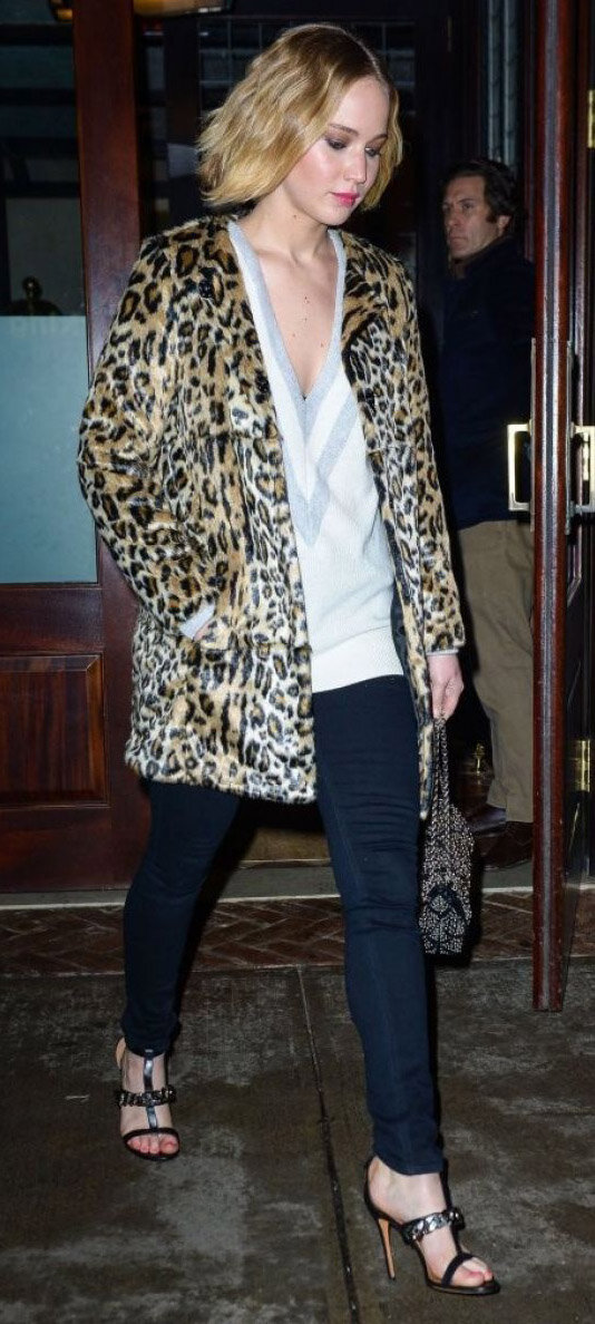 black-skinny-jeans-white-sweater-vneck-tan-jacket-coat-leopard-print-black-shoe-sandalh-jenniferlawrence-style-fall-winter-blonde-dinner.jpg