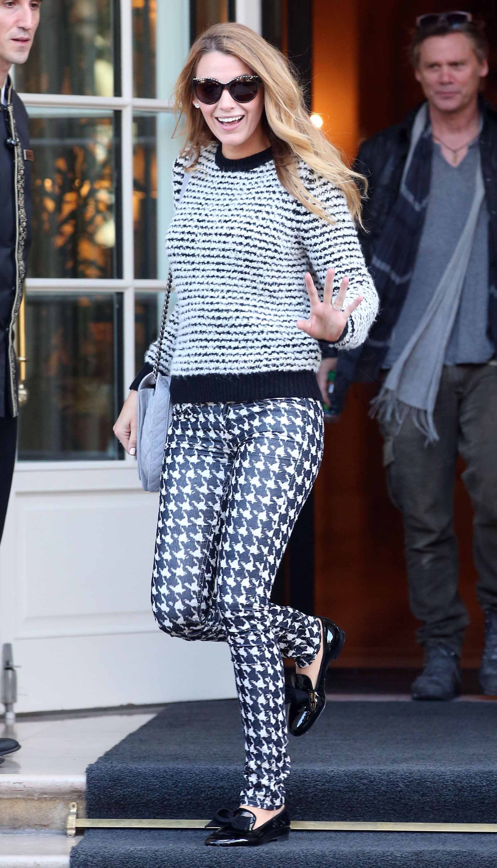 black-skinny-jeans-houndstooth-print-mix-white-sweater-sun-black-shoe-loafers-gray-bag-blonde-blakelively-fall-winter-weekend.jpg