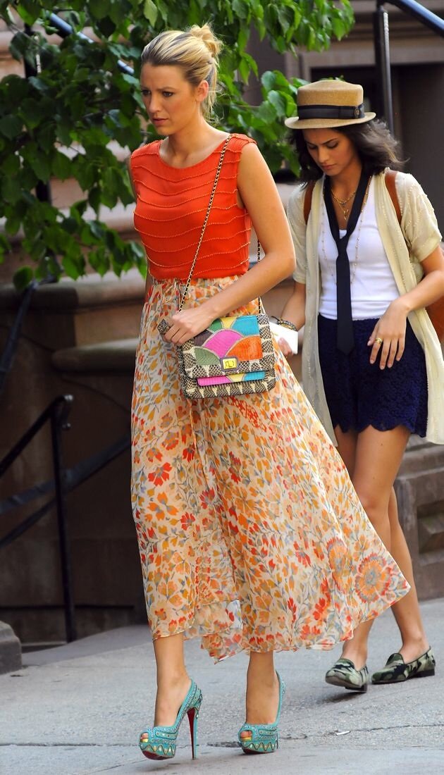 orange-top-blue-shoe-pumps-print-skirt-bun-blonde-blakelively-spring-summer-lunch.jpg