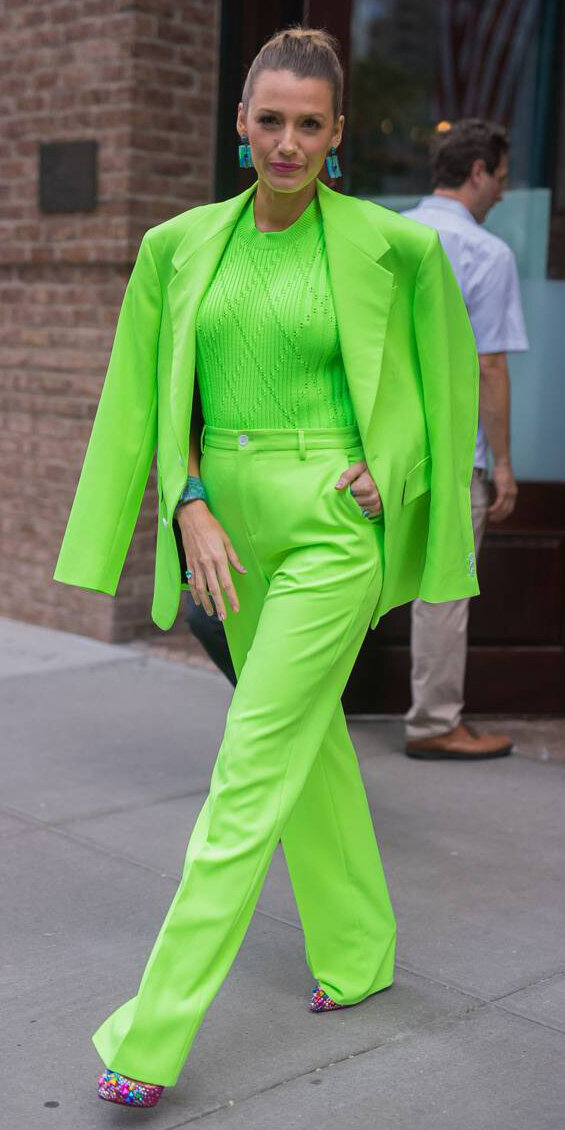 how-to-style-green-emerald-wideleg-pants-mono-blakelively-blonde-earrings-green-emerald-sweater-green-emerald-jacket-blazer-pink-shoe-pumps-fall-winter-fashion-lunch.jpg