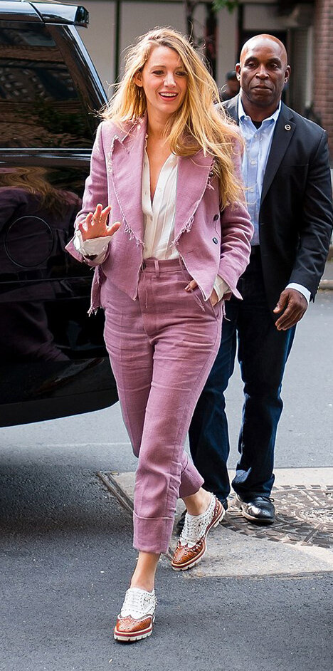 pink-light-slim-pants-suit-white-top-blouse-pink-light-jacket-blazer-cognac-shoe-brogues-blonde-blakelively-spring-summer-work.jpg