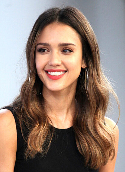 hair-makeup-jessicaalba-wavy-middle-part-red-lips.jpg
