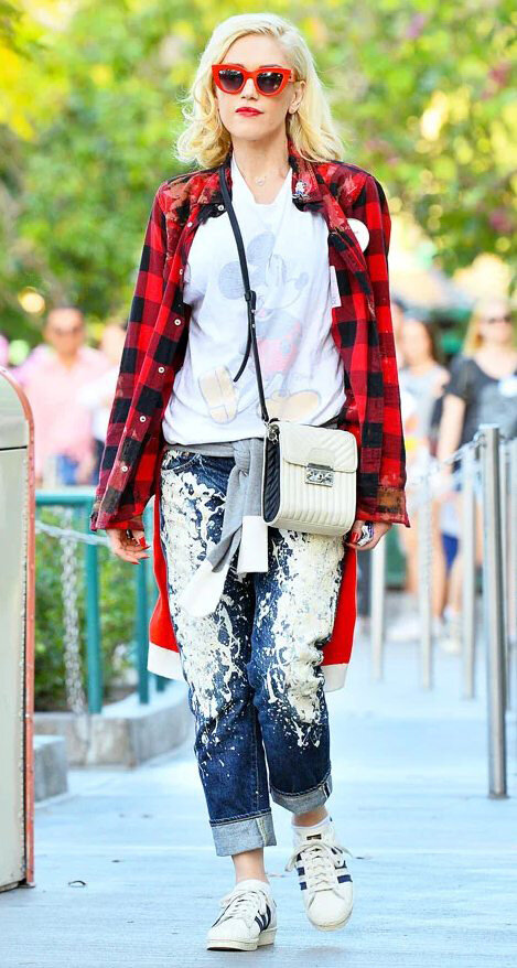 blue-navy-boyfriend-jeans-white-tee-white-bag-white-shoe-sneakers-sun-red-plaid-shirt-blonde-gwenstefani-spring-summer-weekend.jpg