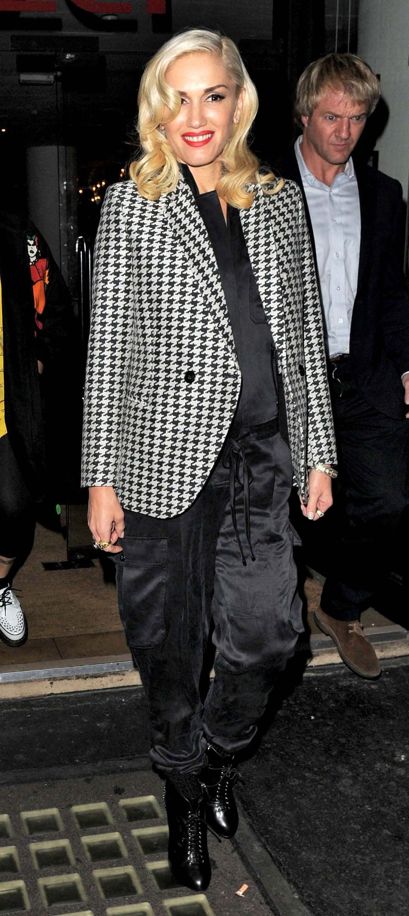 black-joggers-pants-white-jacket-blazer-houndstooth-print-herringbone-black-shoe-booties-blonde-gwenstefani-fall-winter-dinner.jpg