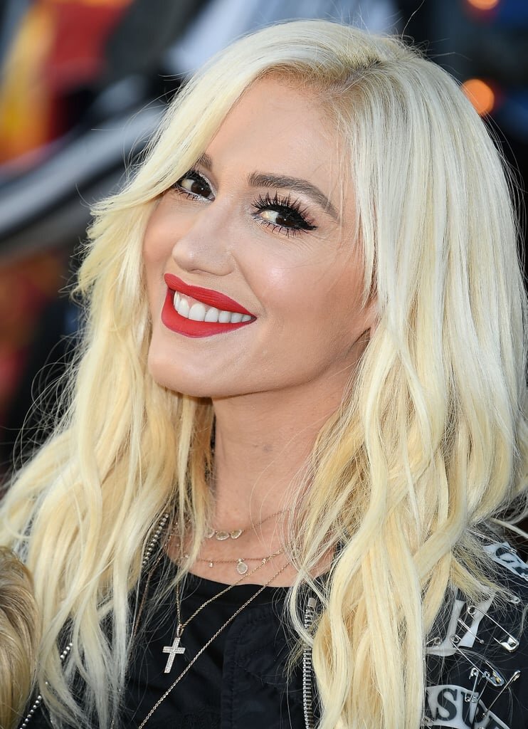 hair-makeup-blonde-gwenstefani-platinum-red-lips.jpg