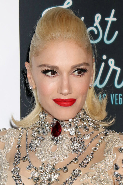 hair-makeup-blonde-gwenstefani-red-pony-eyeliner.jpg