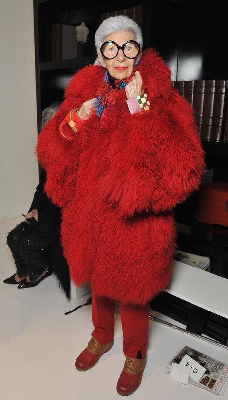 irisapfel-fall-winter-grayhair-red-jacket-coat-fur-mono-dinner.jpg