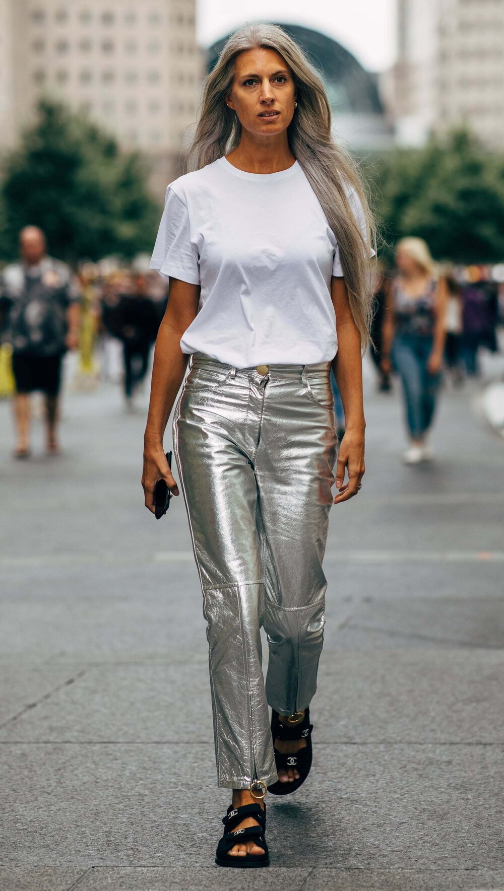 spring-summer-grayhair-grayl-skinny-jeans-metallic-silver-white-tee-black-shoe-sandals-weekend-kathleensebelius.jpg