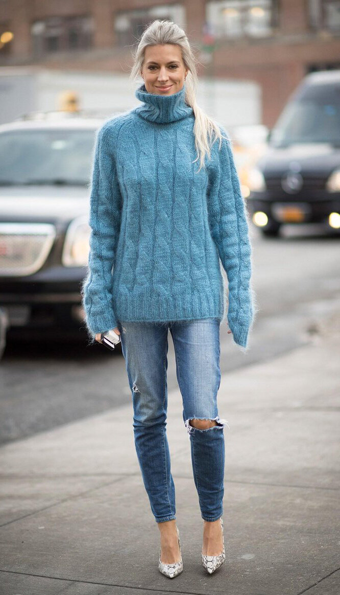 fall-winter-grayhair-sarahharris-blue-med-skinny-jeans-blue-med-sweater-turtleneck-pony-white-shoe-pumps-dinner.jpg